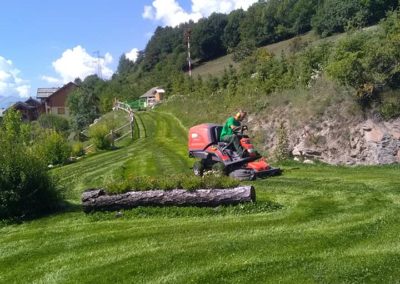 tonte de gazon entretien espace vert dans les Hautes Alpes